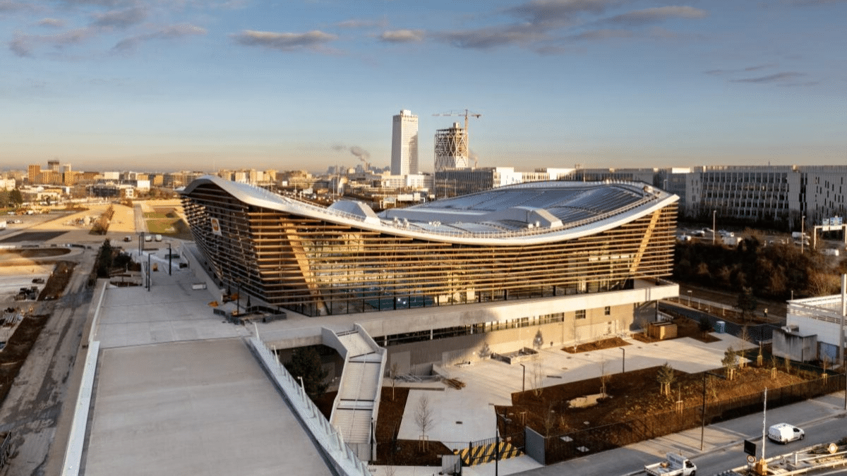 Centre aquatique olympique avec panneaux solaires