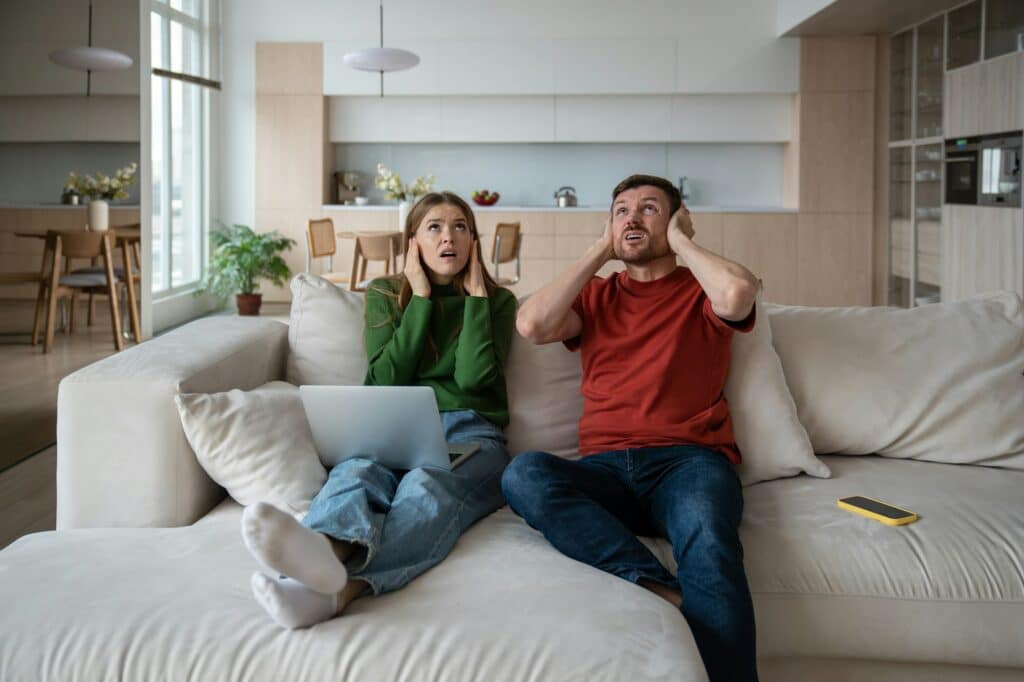 Éliminez la nuisance sonore de votre appartement avec ces techniques simples !
