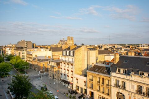 Pourquoi certaines villes résistent-elles à la baisse des prix immobiliers ?
