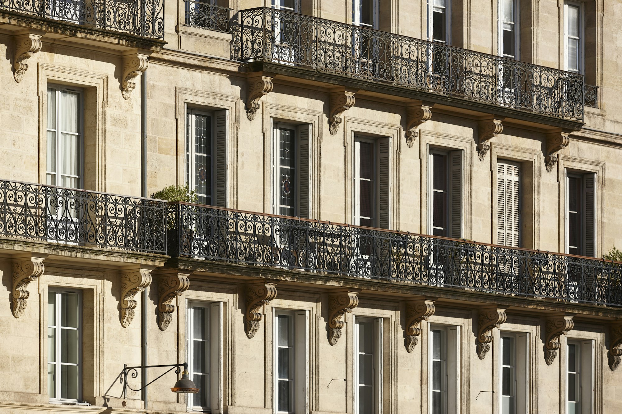 Façade de bâtiment urbain classique à Bordeaux. Aquitaine, France