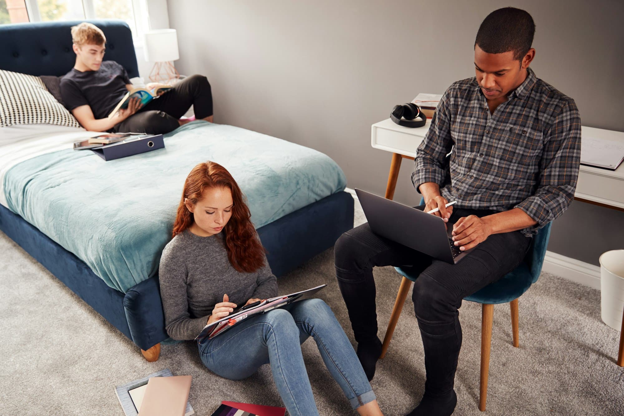 Groupe d'étudiants dans une chambre partagée