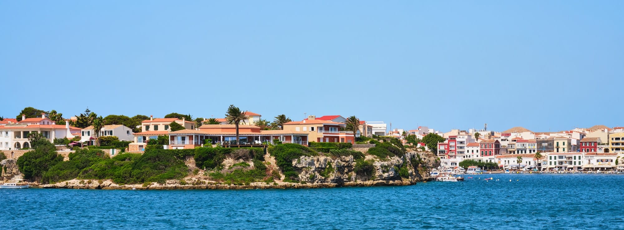 Maisons sur la côte de l'île de Minorque, Espagne
