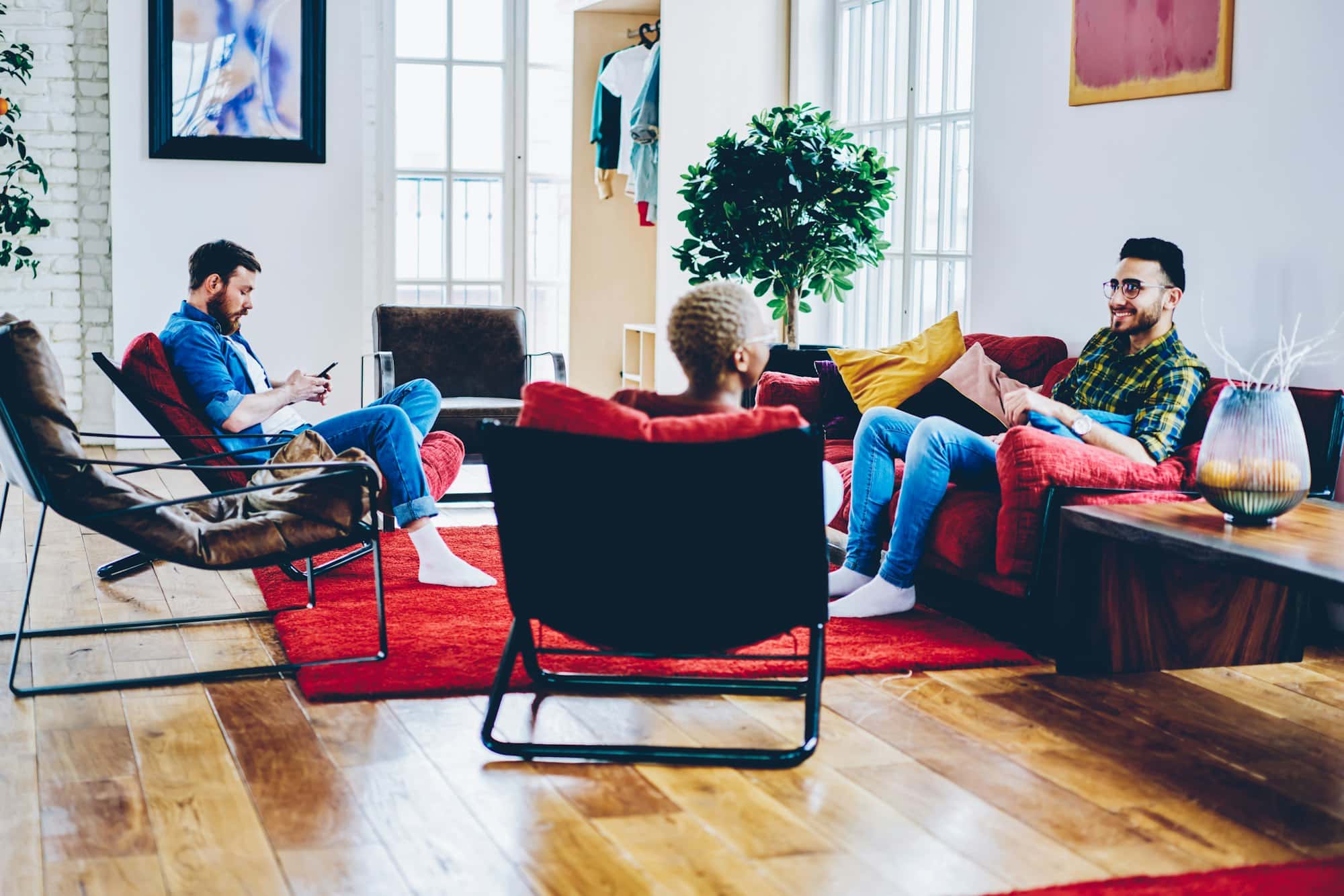 Étudiants parlant d'un projet de conception pendant leur temps libre