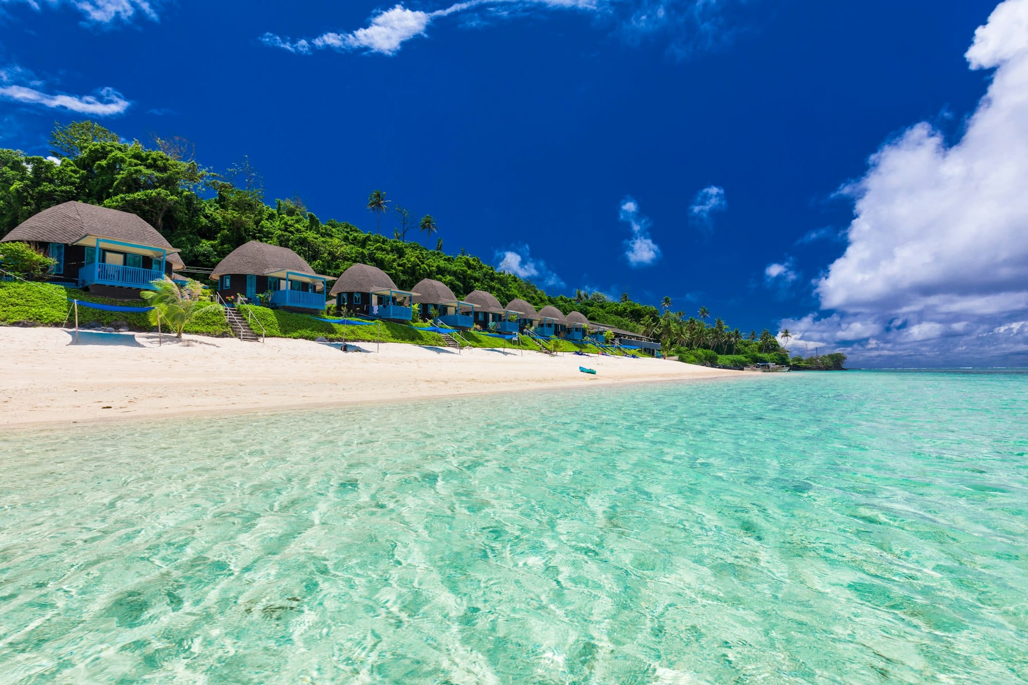 Plage tropicale avec palmiers et villas, Polynésie