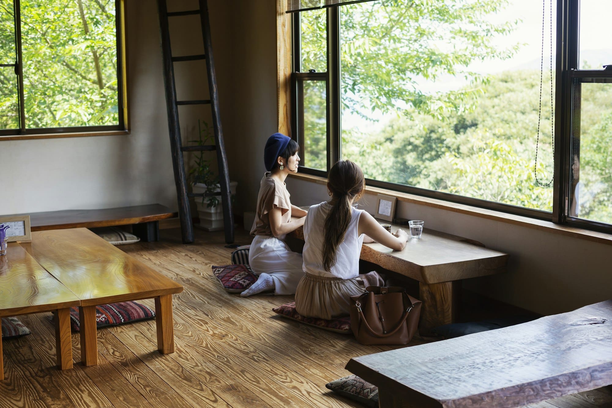 Deux femmes japonaises assises à une table en train de manger