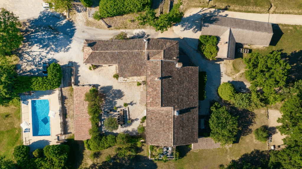 Découvrez la villa de Nagui à Saint-Tropez ainsi que ses engagements