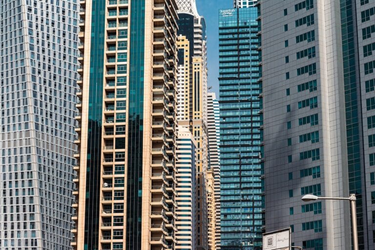 Investir dans l'immobilier à l'étranger : pays, financement, fiscalité française et pièges à éviter