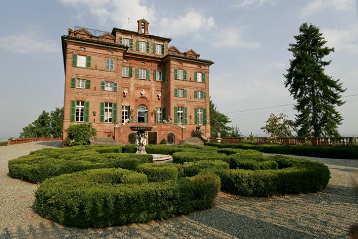 Castagneto-Po-carla-bruni1