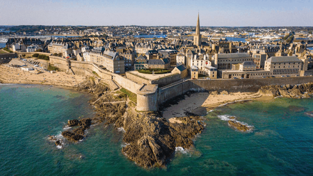 Pourquoi Saint-Malo limite les locations touristiques : enjeux et solutions