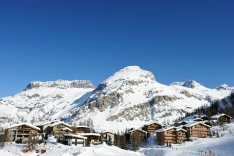 Vacances au ski à petit prix : les meilleures astuces et destinations en France