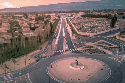 La petite commune de Sénas attire Tesla et dynamise son économie