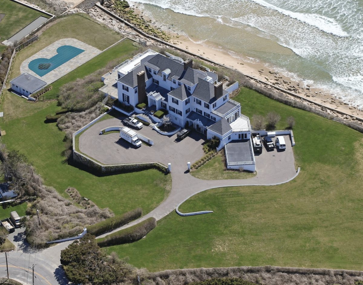 manoir-taylor-swift-watch-hill1