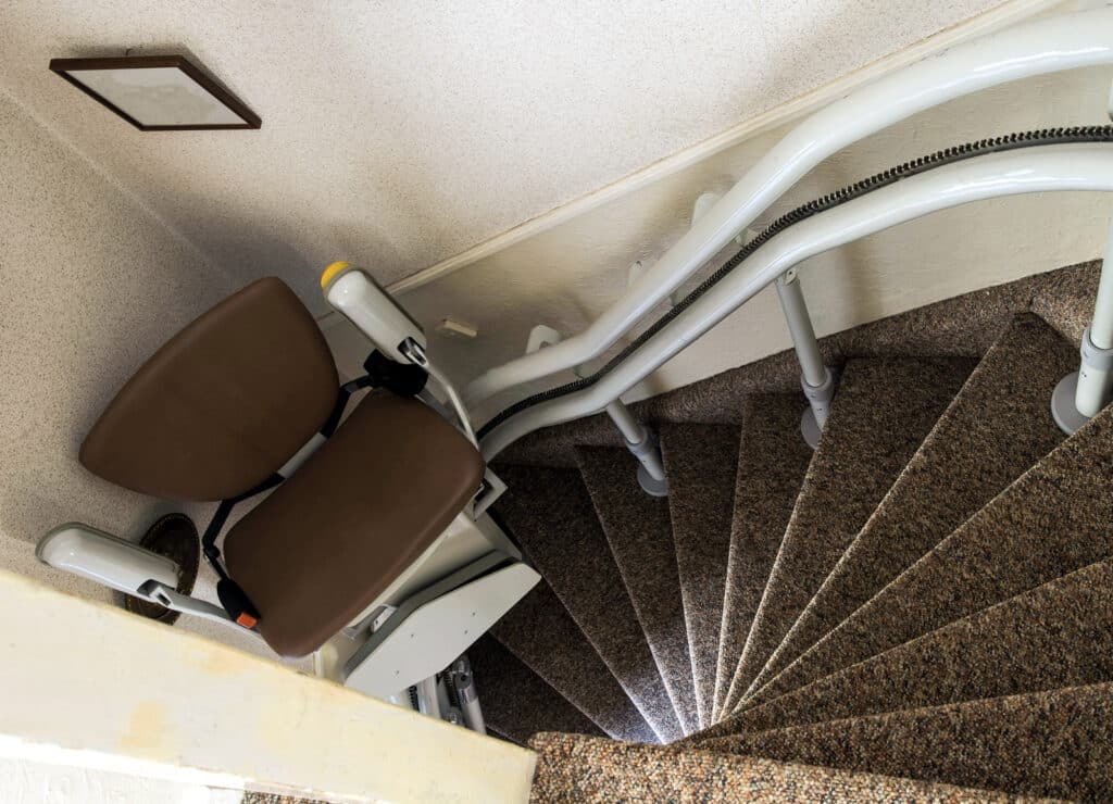 Le guide complet pour choisir et installer un monte-escalier adapté à vos besoins