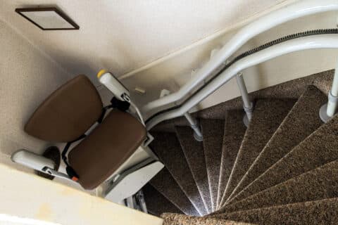 Le guide complet pour choisir et installer un monte-escalier adapté à vos besoins