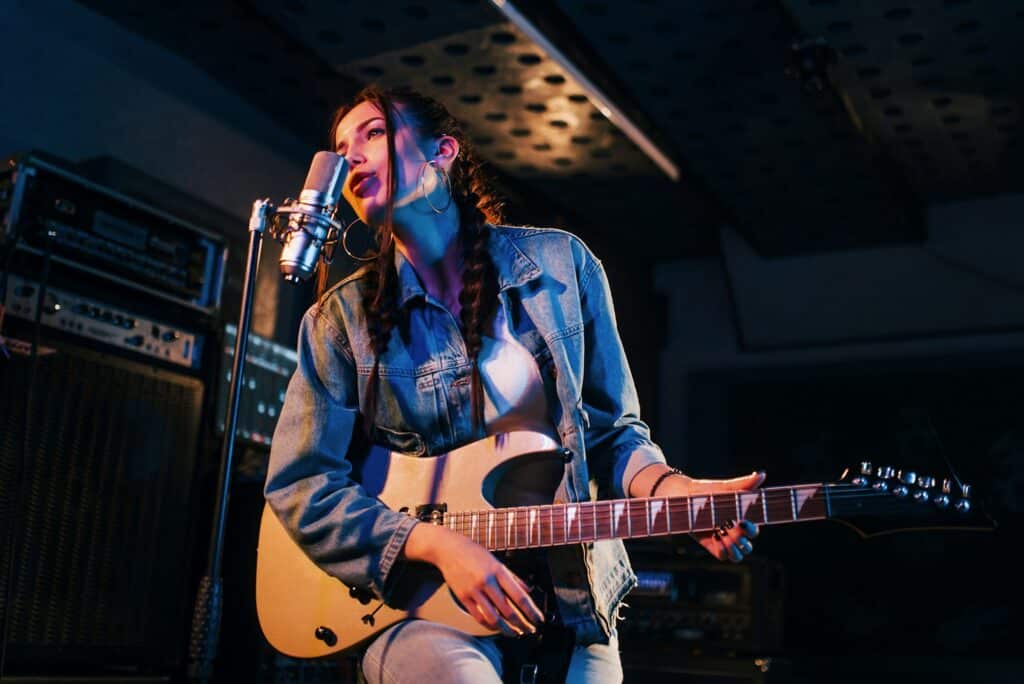 Elle découvre par hasard qu’elle loue son appartement à une star de la chanson