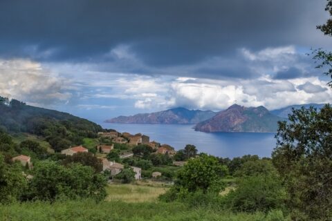 Les trésors cachés de la Corse en hiver : vivez une aventure loin des foules estivales