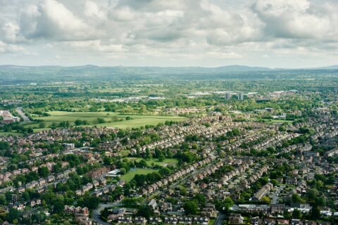Centre-ville, banlieue ou campagne : où acheter son logement en 2025 ?