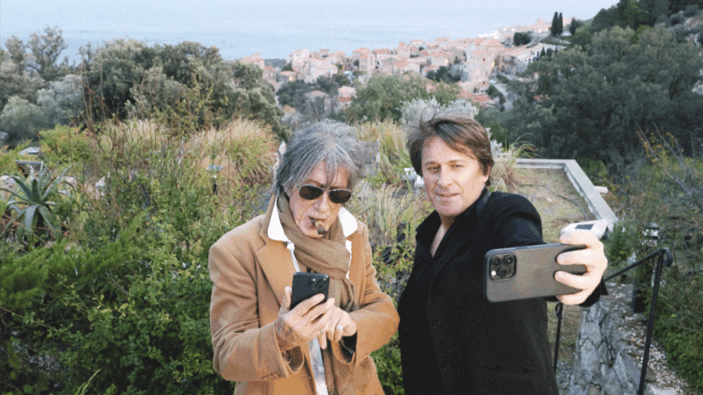 Thomas et Jacques Dutronc dévoilent leur maison familiale en Corse, construite par Françoise Hardy