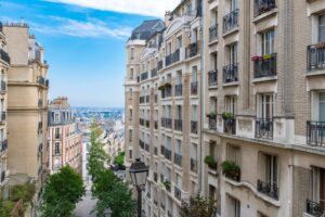 Immobilier à Paris : quels profils achètent encore malgré les prix élevés ?