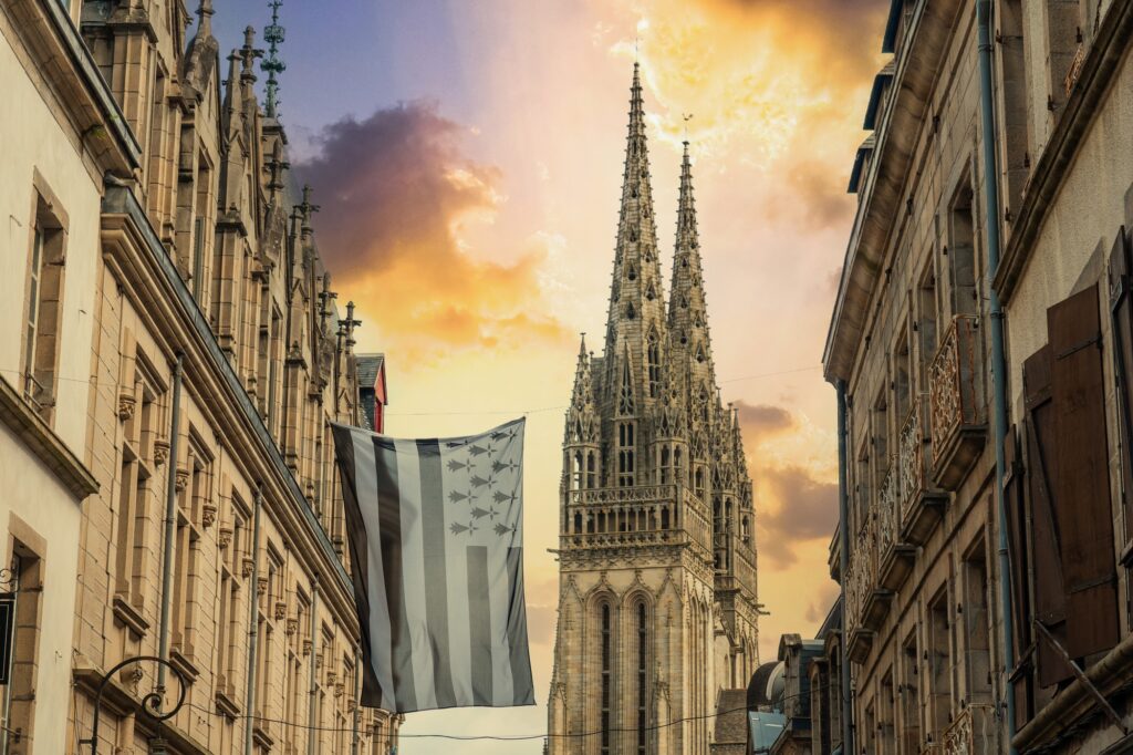 Immobilier à Quimper : les raisons de passer par un courtier pour votre prêt