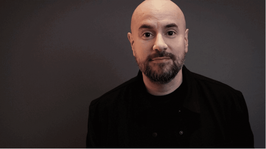 Kyan Khojandi recrée l'ambiance des années 90 chez lui