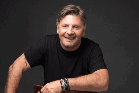 Lassé de la capitale, Philippe Lellouche s’offre une vie paisible face à l’océan !