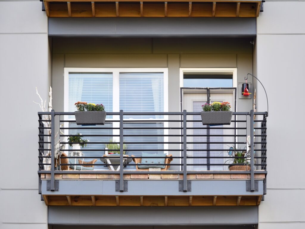 Balcon en copropriété : vos droits, devoirs et risques à connaître avant d'aménager cet espace
