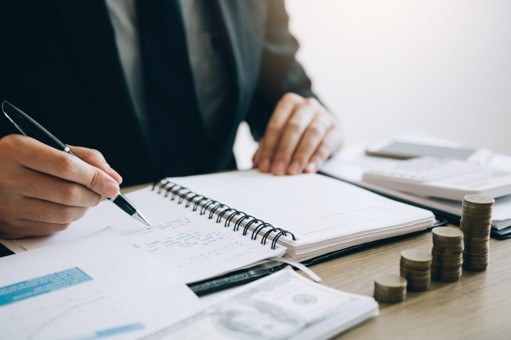 Businessmen are calculating the cost of the company's sales and analyzing the graph in the office.