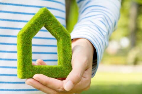 Les 5 idées reçues qui vous empêchent d’économiser avec l’énergie verte à la maison en 2025