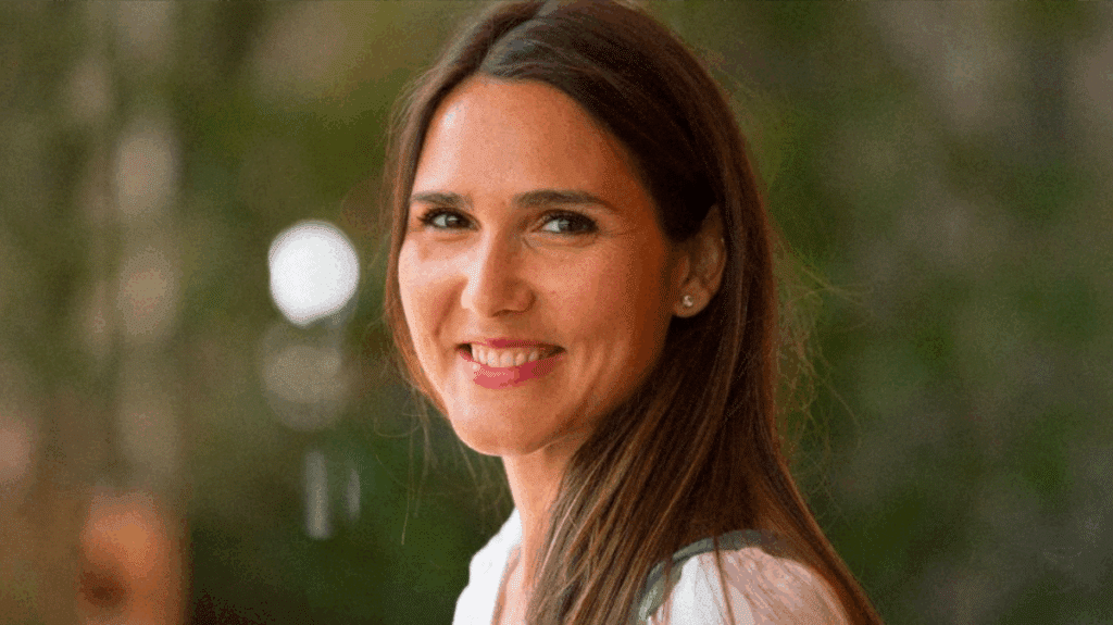 Joyce Jonathan : découvrez son duplex lumineux avec vue sur les toits de Paris !