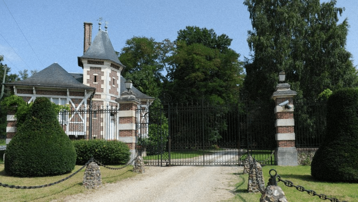 maison-douchy-alain-delon1