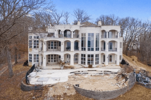 Ces villas de stars tombées en ruine : la face cachée du luxe !