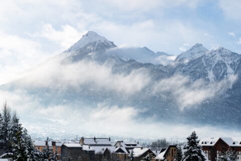 Immobilier alpin : 5 raisons derrière la flambée des prix en altitude en 2025