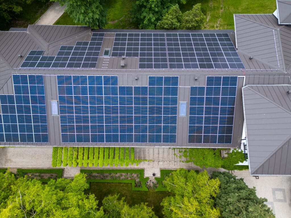 Construction neuve 2025 : comment la RE 2020 allège vos charges grâce à 3 innovations concrètes