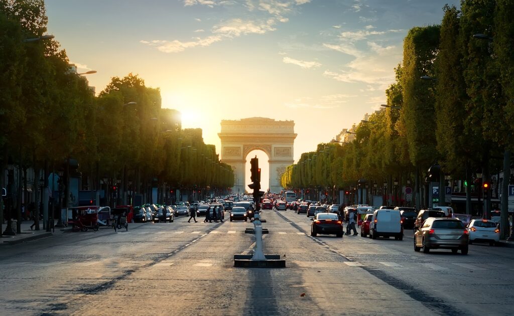 Paris 2026 : comment un ancien parking devient un hub logistique robotisé sous les Champs-Élysées