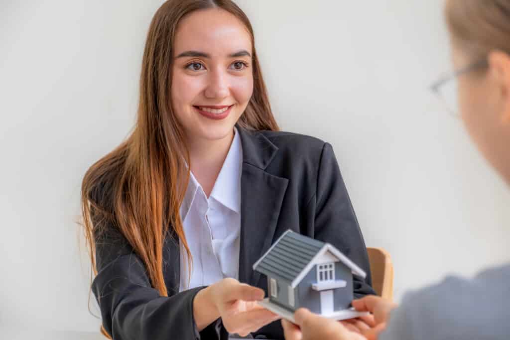 Mandataire immobilier : le modèle qui bouscule les agences traditionnelles