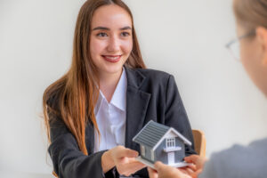 Mandataire immobilier : le modèle qui bouscule les agences traditionnelles