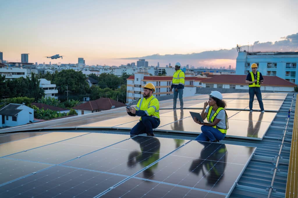 Techniciens EDF travaillant sur des panneaux photovoltaïques sur un toit d'un immeuble