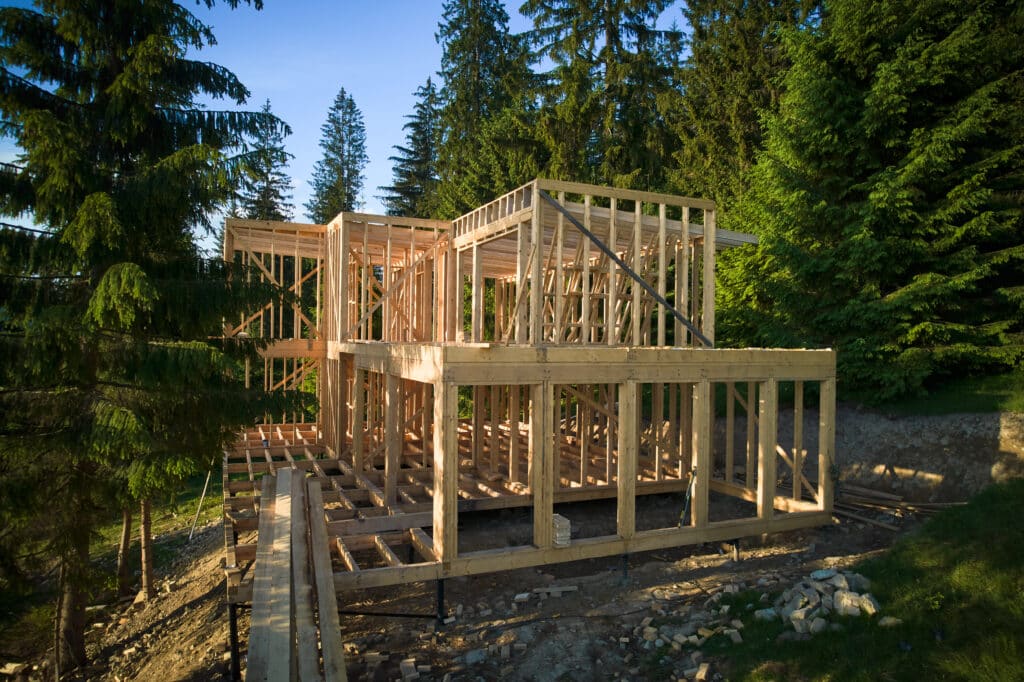 Maison bois ou traditionnelle : laquelle vous fera vraiment économiser à long terme ?