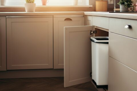 Rénovation cuisine : choisir une poubelle encastrable pour booster sa valeur 