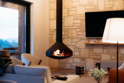 Pourquoi le poêle à bois suspendu séduit de plus en plus de logements modernes