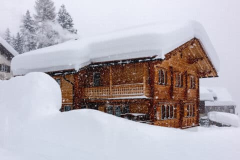 L’immobilier de luxe dans les stations en Suisse, un marché d’exception sous tension