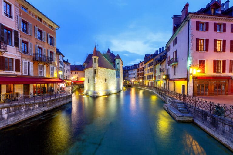 Annecy prépare une nouvelle piscine spectaculaire aux Marquisats pour l’été 2028
