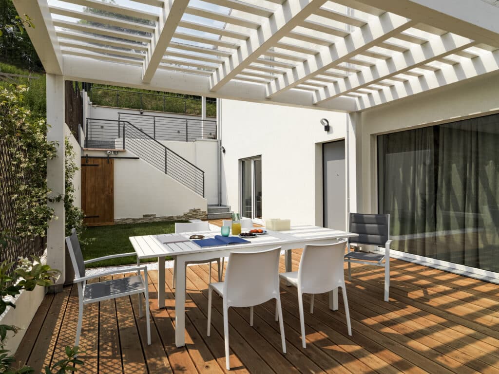 Pourquoi la pergola bioclimatique séduit de plus en plus de propriétaires