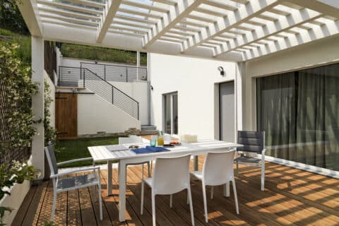 Pourquoi la pergola bioclimatique séduit de plus en plus de propriétaires