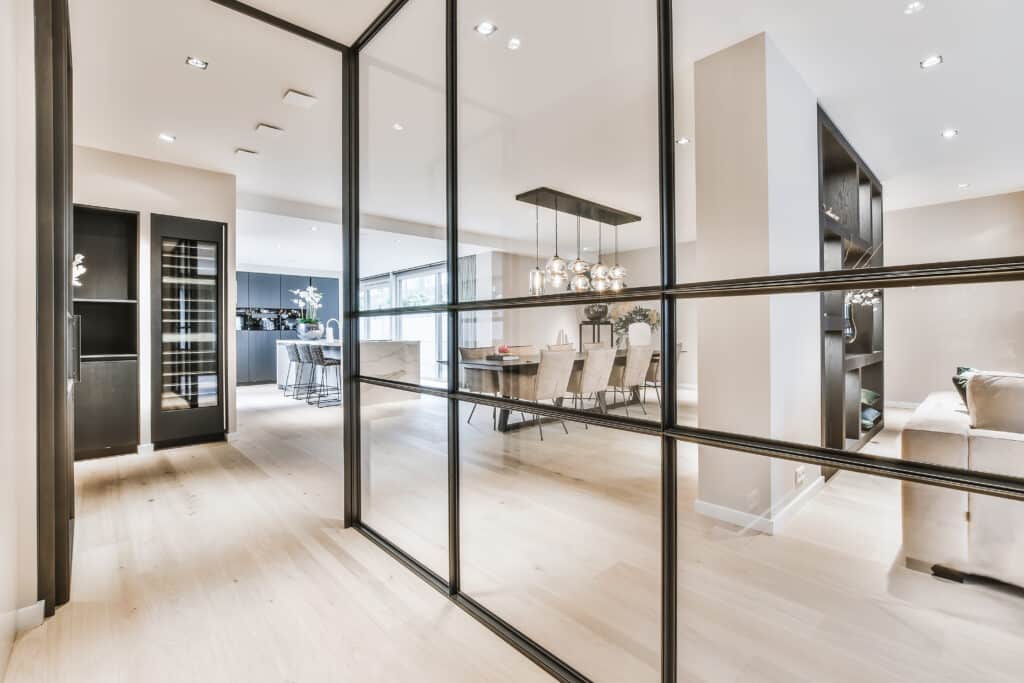Verrière intérieure et aménagement moderne des espaces