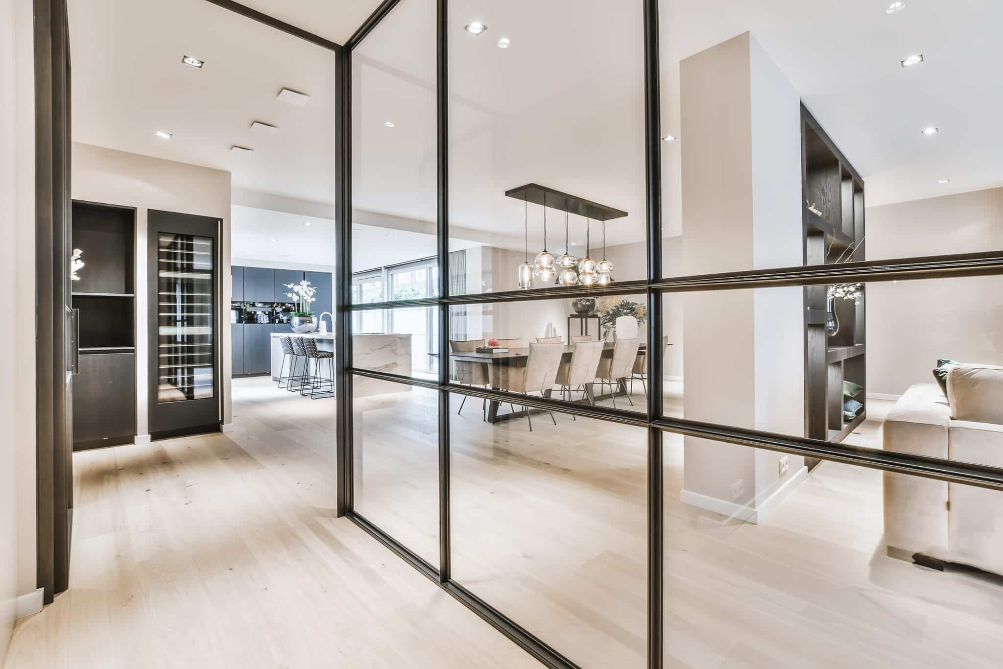 Verrière intérieure et aménagement moderne des espaces