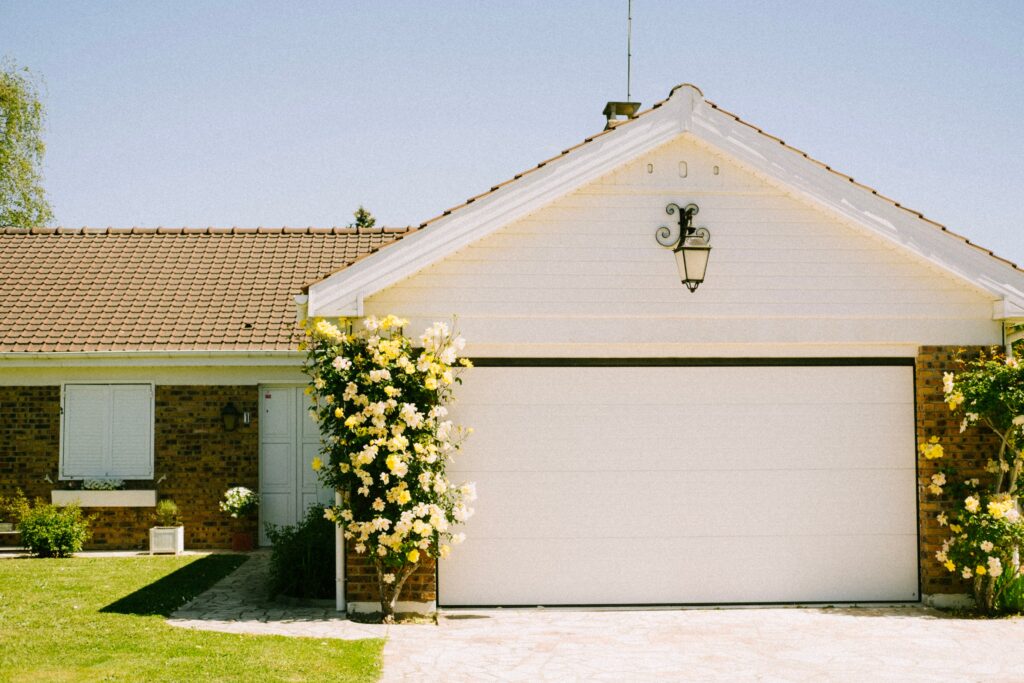 Maison avec garage : les bonnes pratiques pour optimiser cet espace
