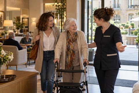 Résidence senior prix : loyer, services et aides à connaître
