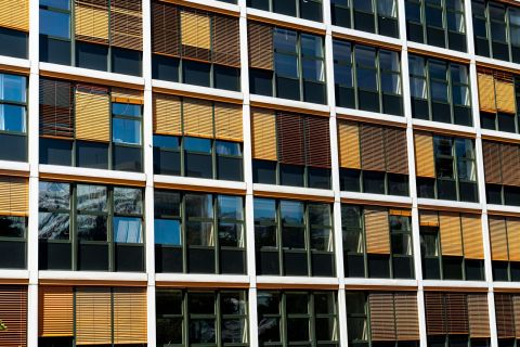 Façade vitrée d'un immeuble de bureaux contemporain